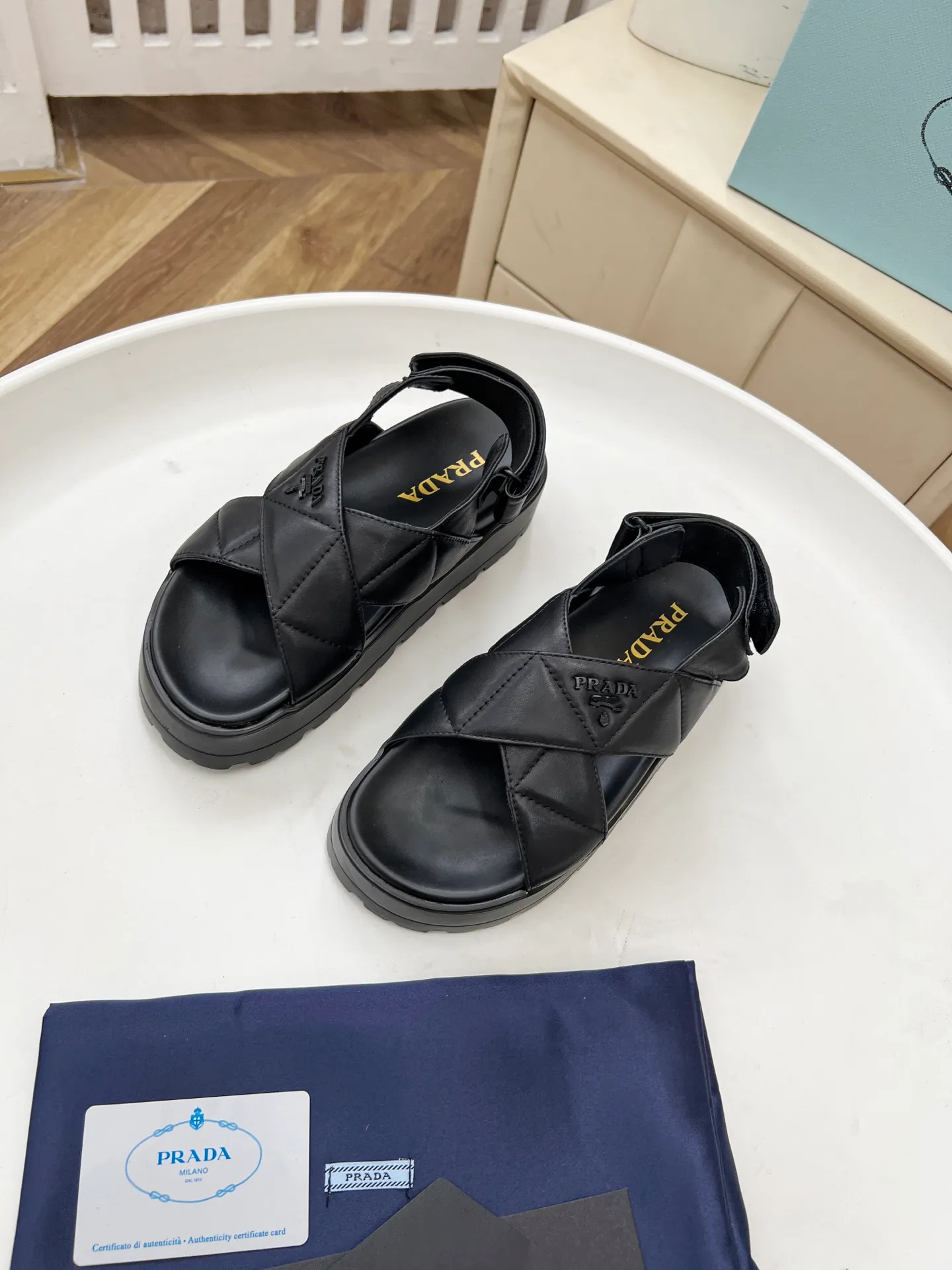 👟👟Ex-factory price 440👟👟 Prada/Prada 25ss summer new couple's beach thick-soled Birkenstock sandals. This shoe style is really a classic design that will not go out of style and is in line with everyone's current pursuit of comfortable and healthy wearing concepts. It is regarded by many domestic and foreign celebrities and fashionistas as an important choice for daily slippers. ✔Upper: imported super soft sheepskin ✔Inner lining: imported sheepskin ✔Hardware: Original molded split hardware ✔Outsole: Ultra-light, wear-resistant and non-slip foam sole ✔Number of yards: 35~40 (custom-made 40 pieces are non-refundable)
